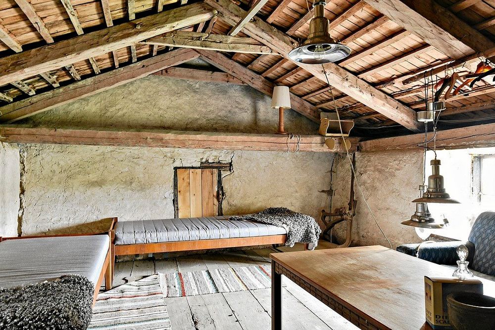 Loft med gott om sovplatser på ladan.