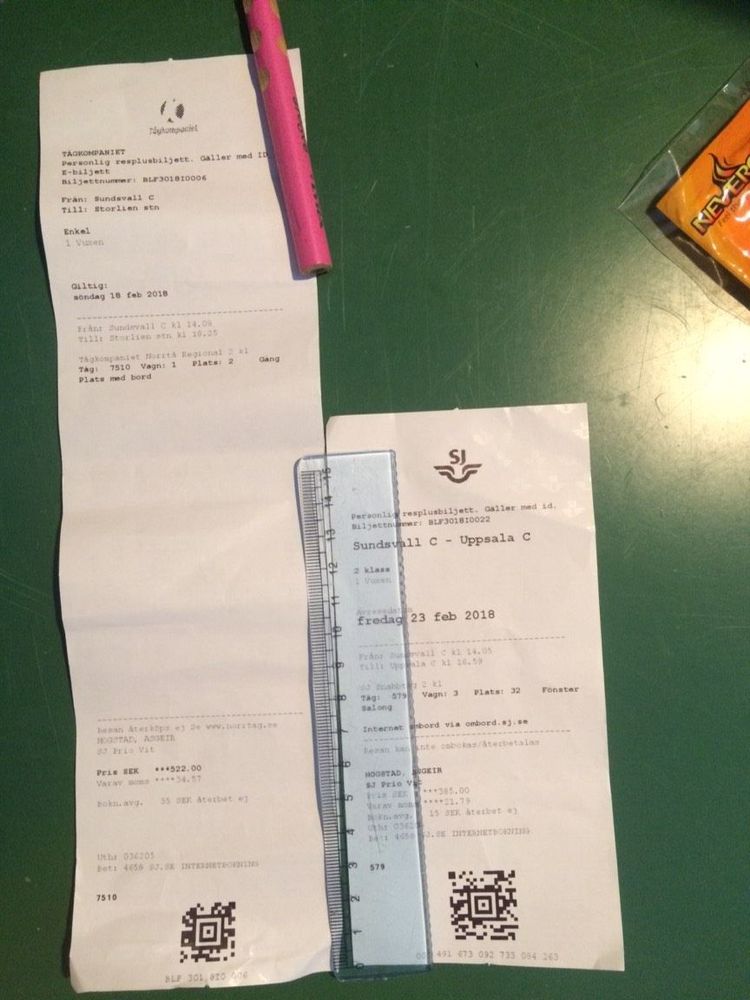 Familjen Hogstad tog fram linjalen och började mäta varje biljett, som var mellan 16 och 27 centimeter lång. På bilden visas längden på de två biljetter som krävdes för en person, enkel väg från Uppsala till Storlien.