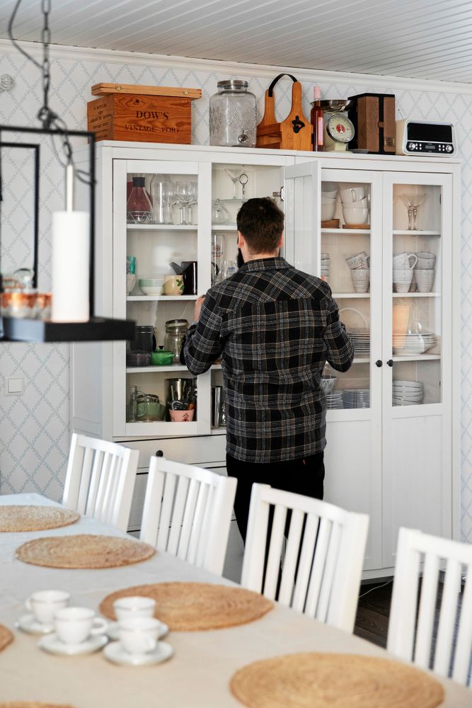 Hampus älskar snygga glas och har en liten samling i köksskåpen.