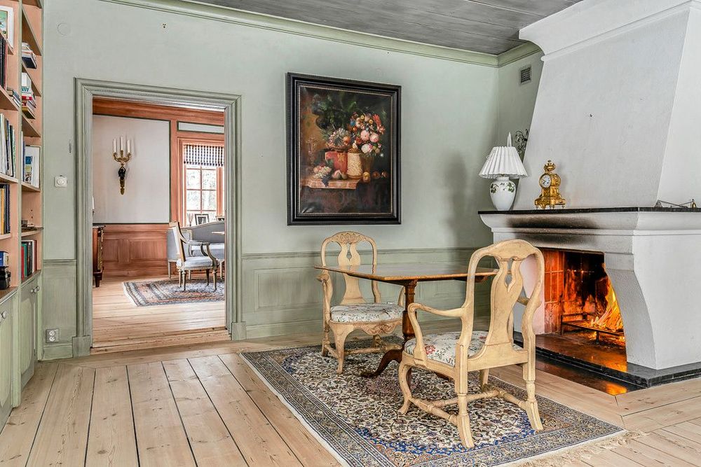 Hela gården med dess snickerier, golv och tak har restaurerats av några av landets skickligaste och är till stor del bevarade från 1700-talet.