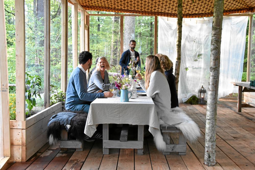 Målgruppen är framgångsrika storstadsbor, beredda att betala flera tusen kronor för en natt i tält och middag lagad av råvaror från skogen och restaurangens egna odlingar.