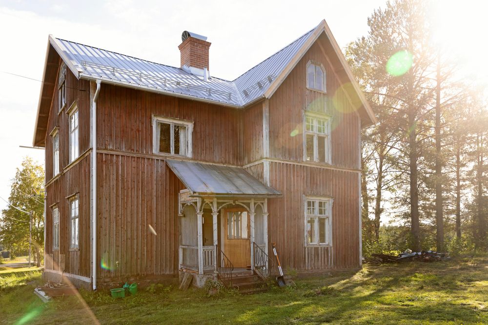 Boningshuset byggdes på 1920-talet som undantagshus för den äldre generationen. Det är det första huset som Emil och Tove ska renovera.