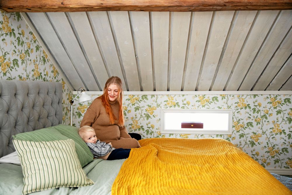 Madelene och Tage myser i sovrummet med härligt gulblommig tapet.