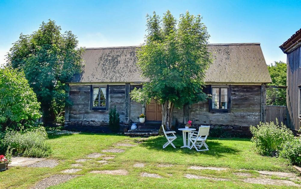 Gårdens välbevarade miljö förflyttar dig tillbaka till 1800-talet, skriver mäklaren.