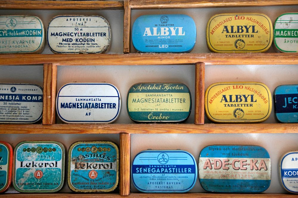 Gamla medicinaskar, några för värktabletter med acetylsalicylsyra.