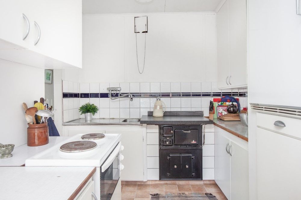 Stugan på 48 kvadrat har på bottenvåningen ett kök med matplats.