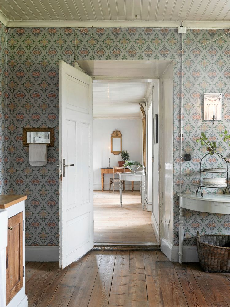 Tapeten i matrummet är en reproduktion av en gammal schablonmålad tapet.