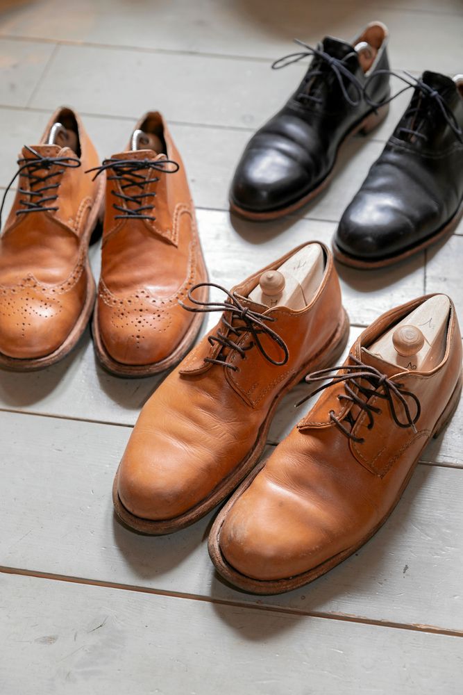 Linas pappa är konstnär och skomakarmästare. Han har lärt Fredrik att sy randsydda, engelska herrskor. 40 timmar tar det att tillverka ett par.