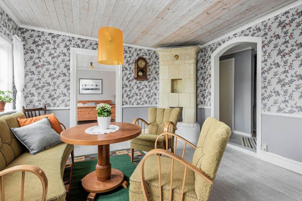 Allrum med kakelugn.