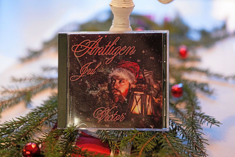 heter skivan han spelade in fjol, med traditionella julsånger.