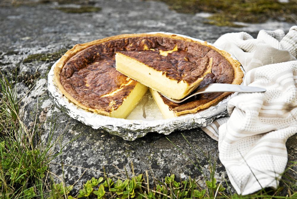 Västerbottenspaj är ett givet tillbehör på kräftskivan. Foto: IBL