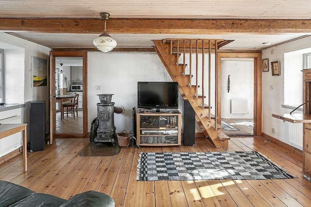 En fungerande kamin skänker värme och känsla åt allrummet.