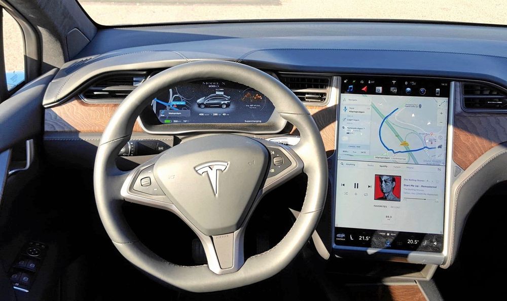 Det går att skräddarsy inställningar av höjd, ryggstöd, nackstöd och svankstöd i Tesla Model X 100D. Även att anpassa luftkonditioneringen efter antal personer i bilen.