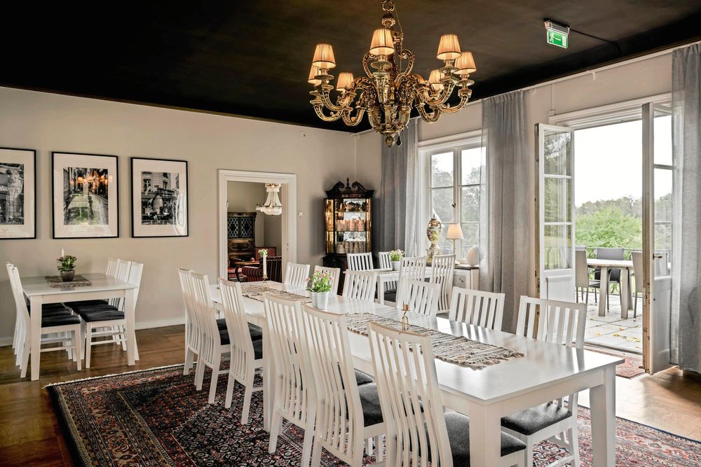 En av det två matsalarna i Herrgården. Foto: Wrede Fastighetsmäkleri
