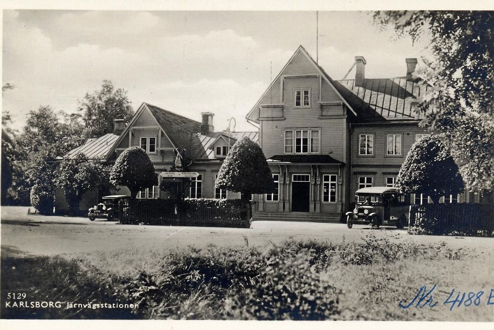 Karlsborgs station på 1930-talet med formklippta träd.
