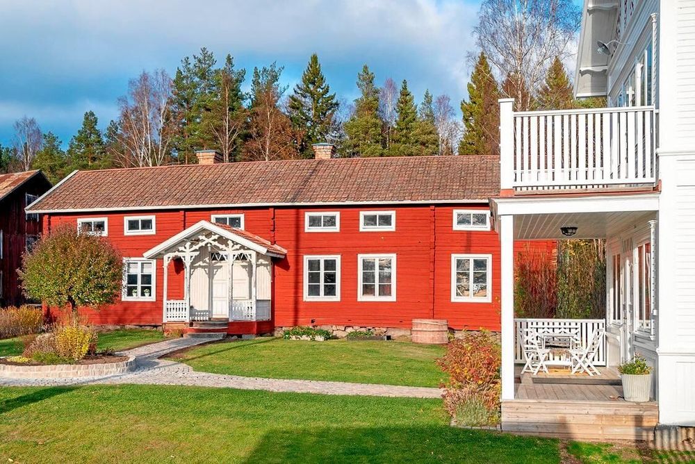 Mäklaren skriver att gårdshuset har stor potential för den som vill utveckla det.