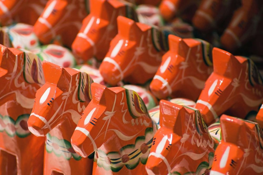 Maskintillverkade dalahästar är inte aktuellt. ”De ska täljas för hand”, säger Christina Liljegren på Grannas A Olsson Hemslöjd.