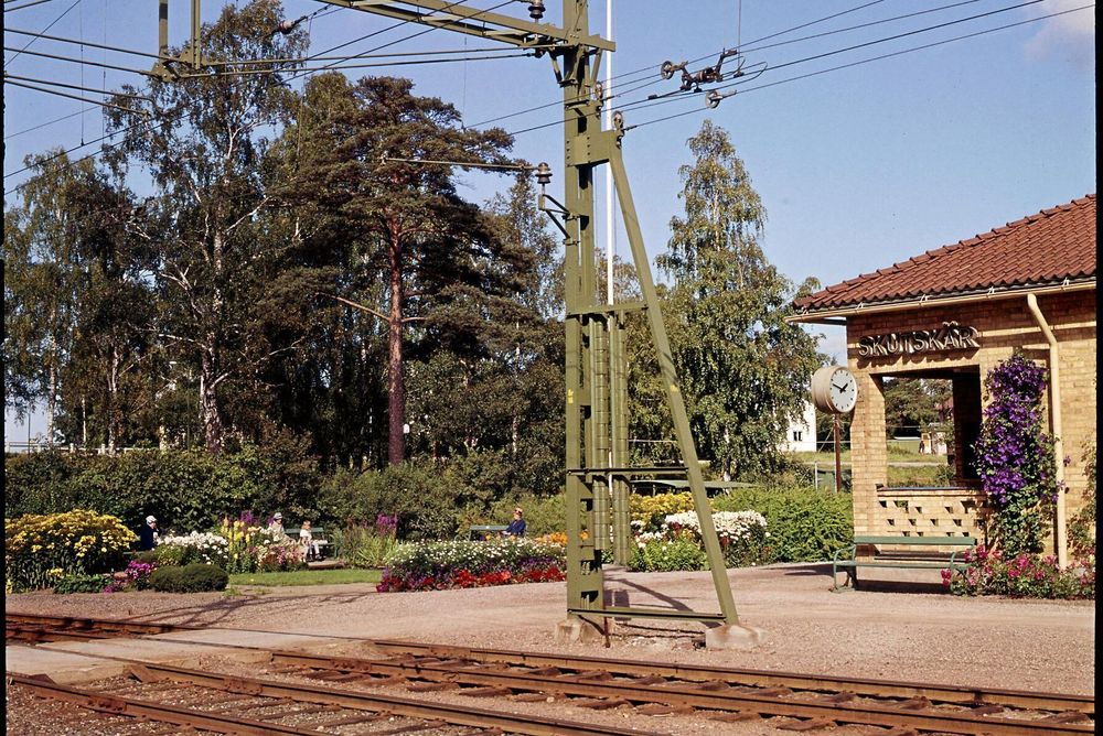 Skutskärs station som den såg ut i mitten av 1900-talet. Här skymtar flox, borstnejlika och gula kungsljus.