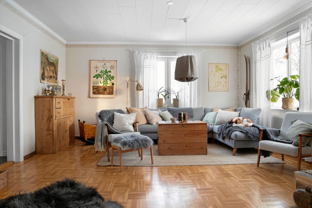 Vardagsrummet flödar av ljus och är inrett i milda naturfärger.