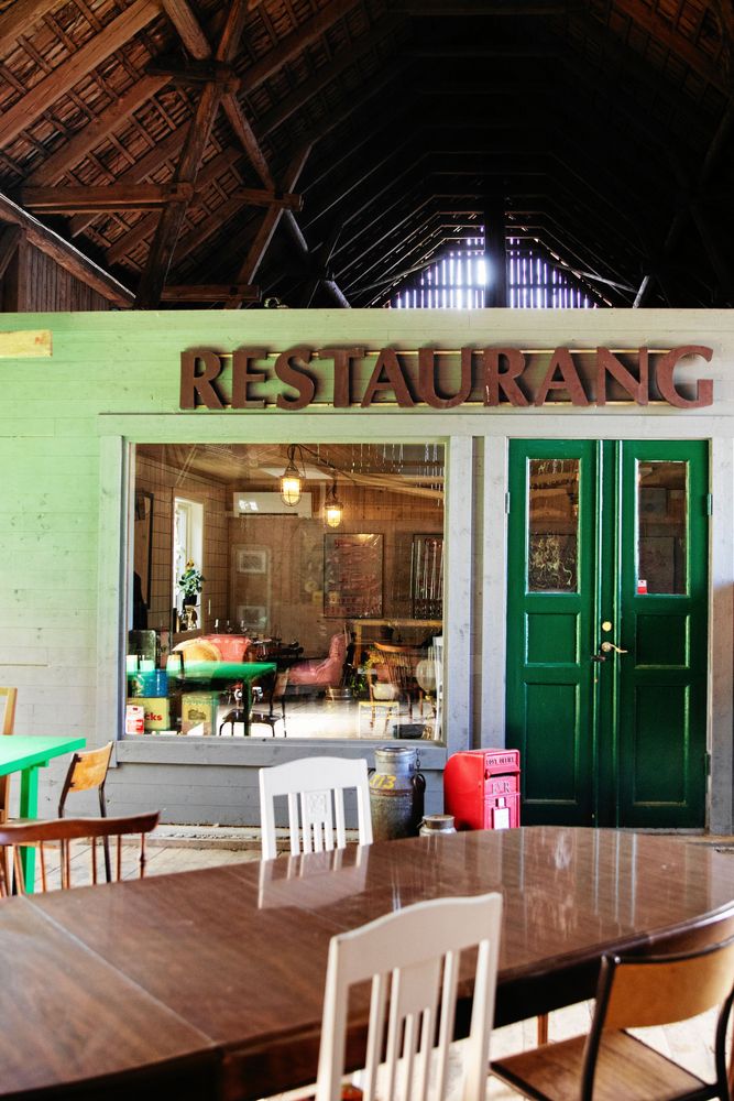 Skylten visar ingången till det första "huset i huset" en isolerad fest- eller matlokal inne i ladan.