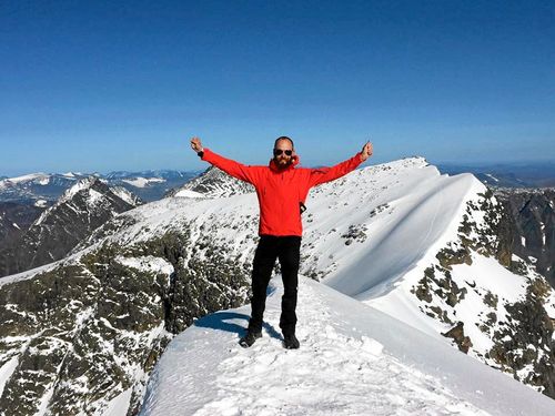 Solen strålade på John Fahlström när han äntligen nådde Kebnekaises sydtopp.