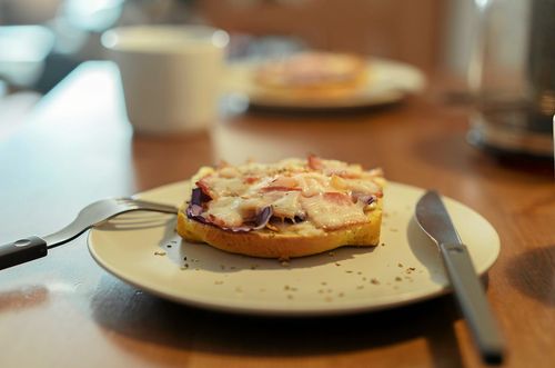 Redan som barn lärde vi oss älska den enkla varma mackan.