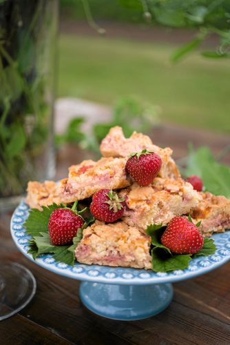 Skär upp kakan i bitar och lägg på ett fint fat för bästa effekt.