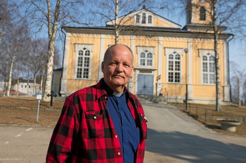 Kimmo Sulila, kyrkoherde i Råneå församling, protesterar mot skolnedläggningarna.