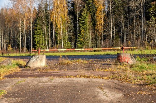 Hit men inte längre. Det behövs inte tillstånd för att sätta upp en vägbom, men du får inte hindra trafik som har rätt att nyttja vägen.