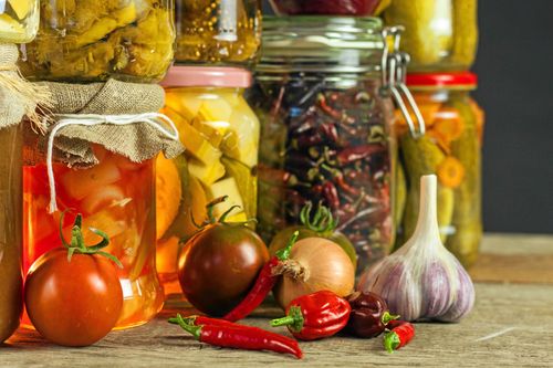 Hemmagjord probiotika i mjölksyrade grönsaker.