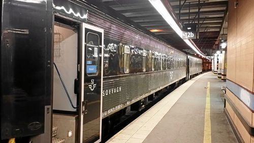 Den som ville åka tåg inte hade bokat fick kliva på på vinst och förlust.