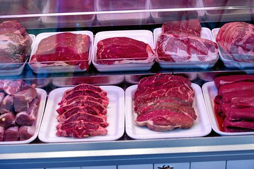 Prisnivåerna kommer att sänkas med upp till 30 procent när det svenska köttet nu reas ut på Willys och Hemköp.