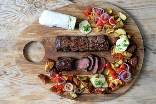 Vitlöksklyftorna ugnsrostas med skalet på innan de blandas ned i smöret tillsammans med persilja.