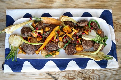 Servera gärna biffarna med ugnsrostade rotsaker, smörstekta kantareller och lingon. Foto: Katarina Ekeström