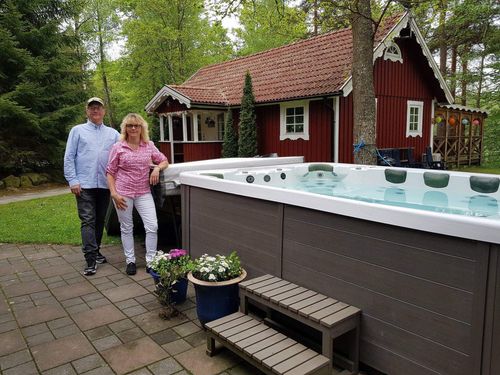 Bubbelpoolen ingår i stugan som Ulf och Åsa Erlandsson hyr ut. Nu klassas den som miljöfarlig verksamhet av Mark- och miljööverdomstolen.