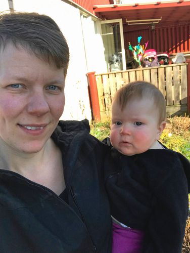 Anna Winbäck, här med Axel, 8 månader, är lycklig vinnare i vår stora trädgårdstävling.