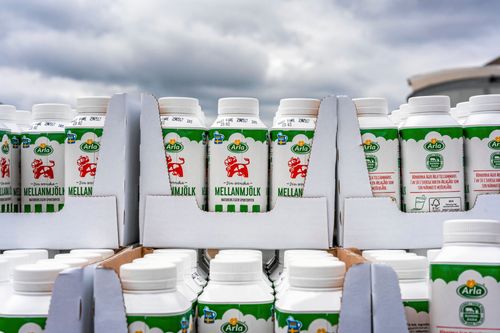 Priset på mjölk höjs på grund av sommarens extremväder.