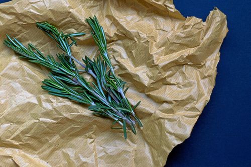 En bit brunt papper är skillnaden mellan kryddor med smak och dammiga blad.