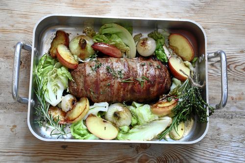 Baconlindad köttfärslimpa med vildsvinsfärs i sällskap av äpple och kål.
