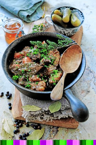 Grytan gör sig bra med potatismos och extra rönnbärsgelé.