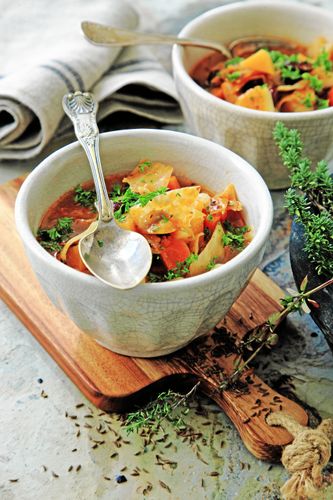 En värmande grönsakssoppa på vitkål, kidneybönor, potatis och kålrot.