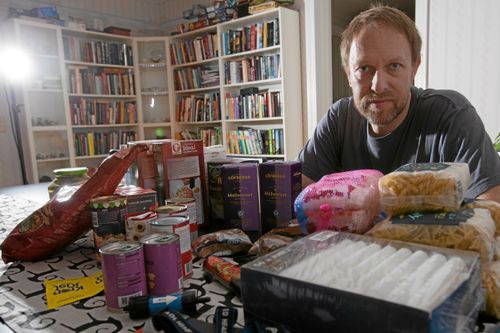 I familjen Bivesands skafferi finns mat och väsentligheter som gör att de skulle klara sig i minst tre dygn om en kris skulle inträffa.