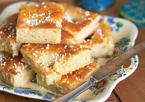 Det ska vara enkelt att baka, tycker bloggaren Underbara Clara som brukar baka den här saftiga bullen i långpanna.