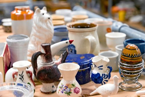 Fixa gårdsloppis och bli av med onödiga prylar.