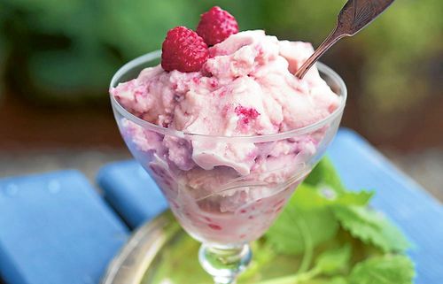 Hemgjord och svalkade hallonglass är inte svårt att göra själv.