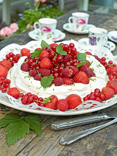 Lyxig sommartårta som smakar underbart och är superenkel att göra. Kan det bli bättre?