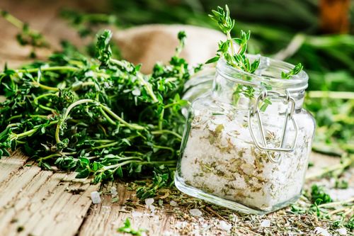 Eget örtsalt är mycket godare än det du köper färdigt. Och du kan krydda med exakt de smaker du själv vill ha.