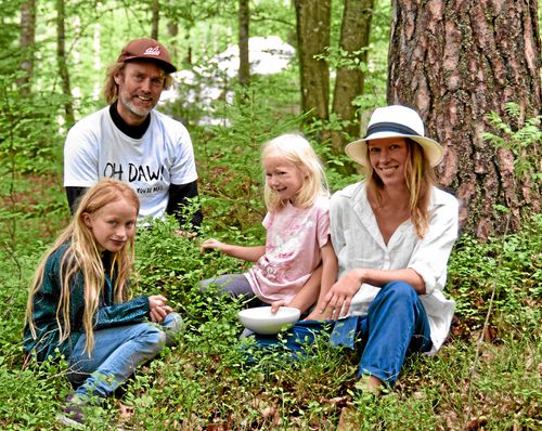 Flemming och Mette kallar numera sina döttrar Sif och Sally för skogsungar. Sif, som är äldst, saknar kompisarna i Köpenhamn medan Sally snabbt har kommit in i det nya livet.