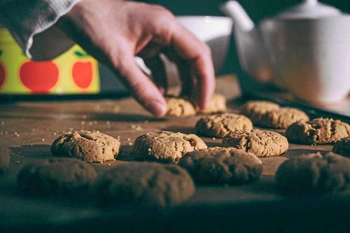 Baka ljuva drömmar på skrädmjöl.