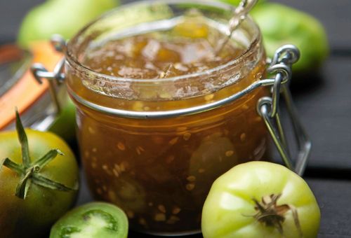 Grön tomatmarmelad är gott till kött men även till eftermiddagsteet och ostbrickan.